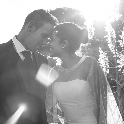 Mariage de Coralie et Yannick - Couple en Contre jour à Loupian